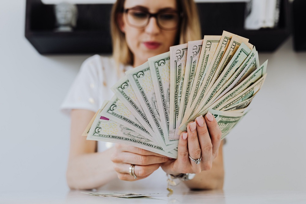 What Do You Need To Know About Easy Payday Loans And Slick Cash Loans?